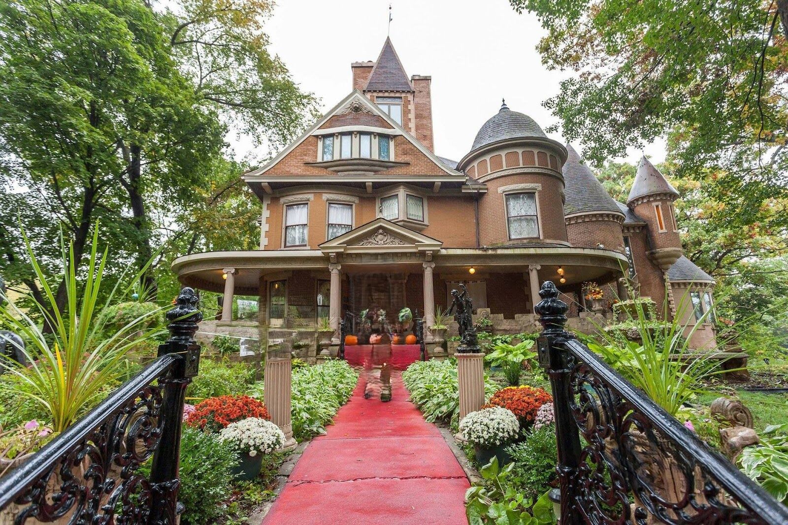 Yes, Illinois has real castles here’s how to tour them